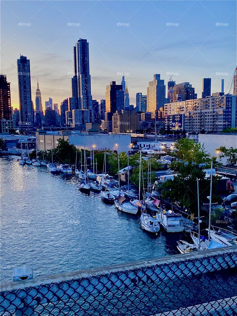 This is the spectacular view of „Newtown Creek“ from the „Pulaski Bridge“ on a beautiful Indian summer evening in early October 2023. The boats in the creek as well as the LIC and „Manhattan“ skylines can be seen from here. Hypnotic Productions