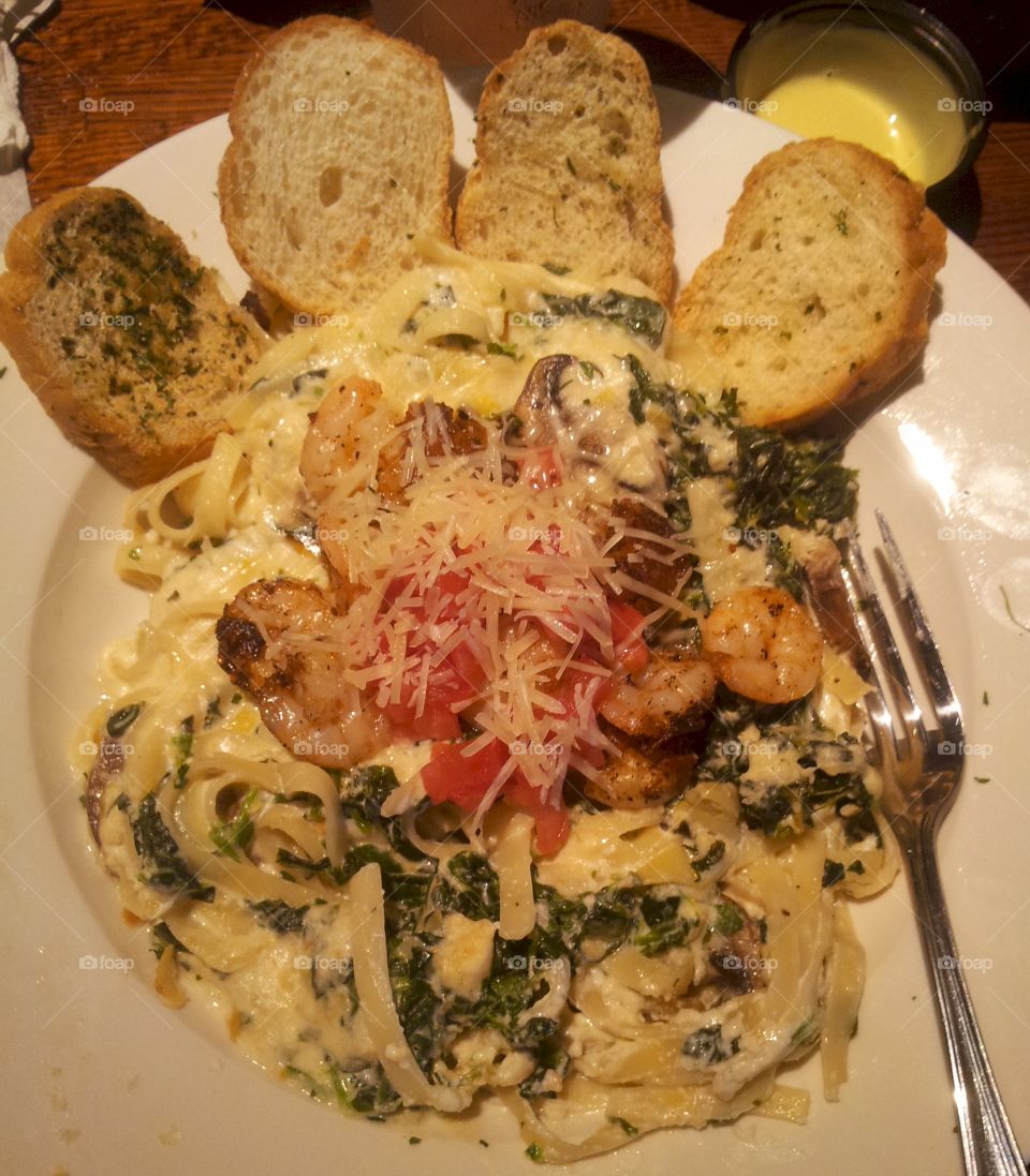 Shrimp Fettuccine Alfredo . shrimp Fettuccine Alfredo with garlic bread and parmesan cheese 
