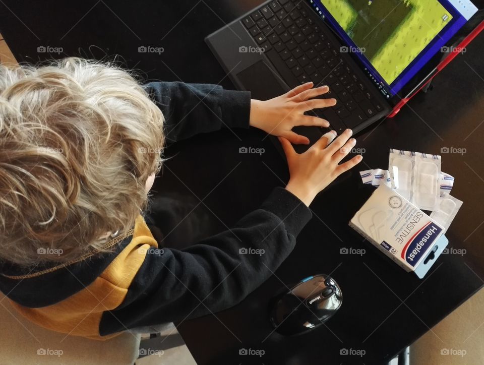 Hansaplast sensetive, child playing on tablet with keyboard