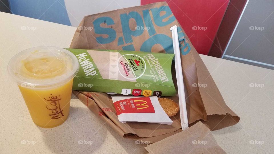my macdonald's breakfast 
#macdonald #breakfast #mcwrap #juice #Potatoes #poulet #eggs #œuf #thirst #legumes #sel #drink #healthy #photos #orangejuice #foodlover #foodie #chop