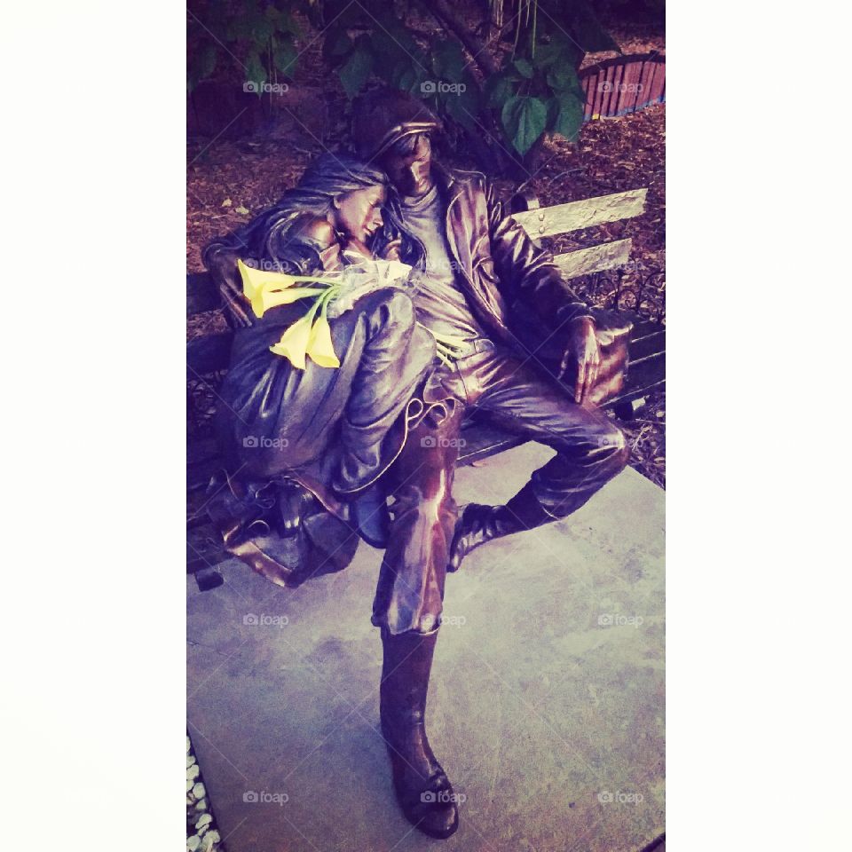 From moaonline.org ❤ 
George Lundeen often translates scenes from everyday life into his sculpture. Here sits a young couple, waiting for a train, left with nothing, but a suitcase and the comfort of each other’s presence.