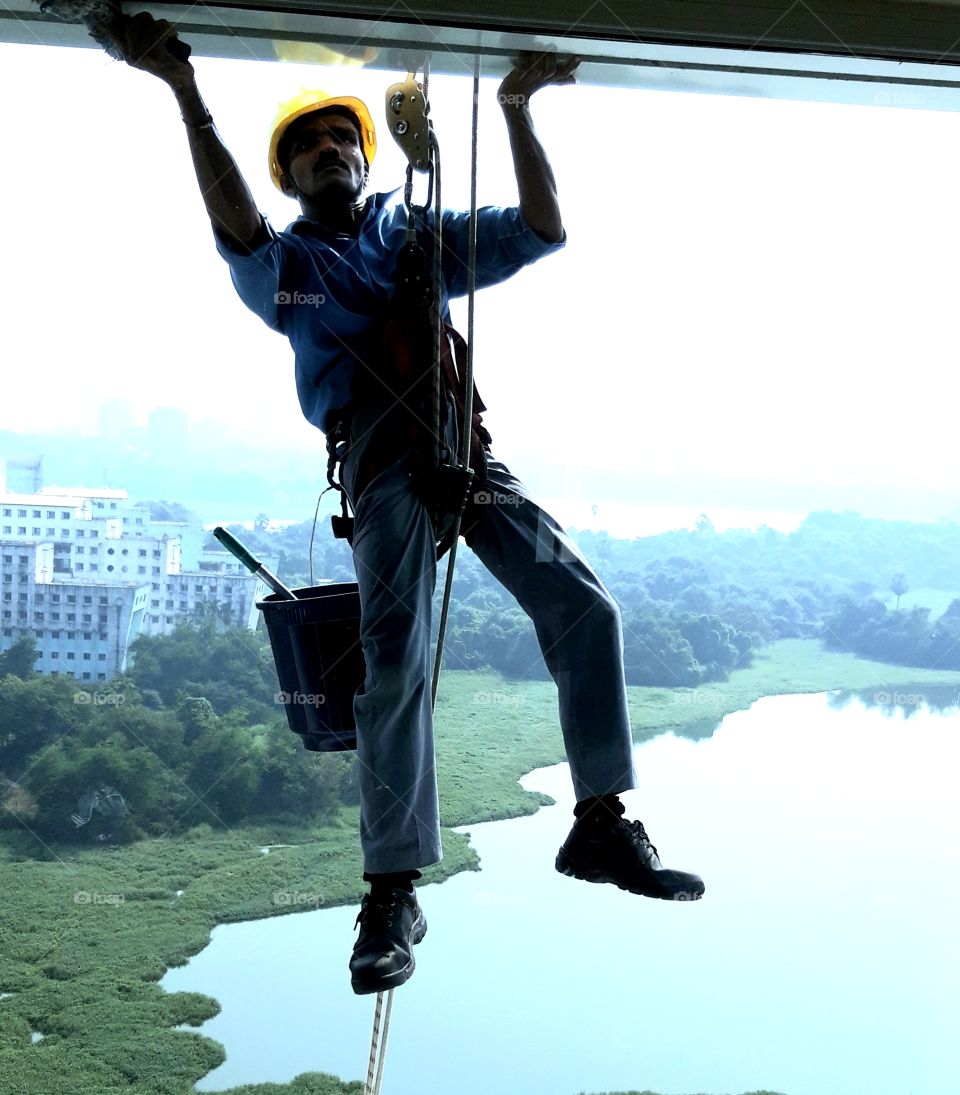 Window washer in Mumbai