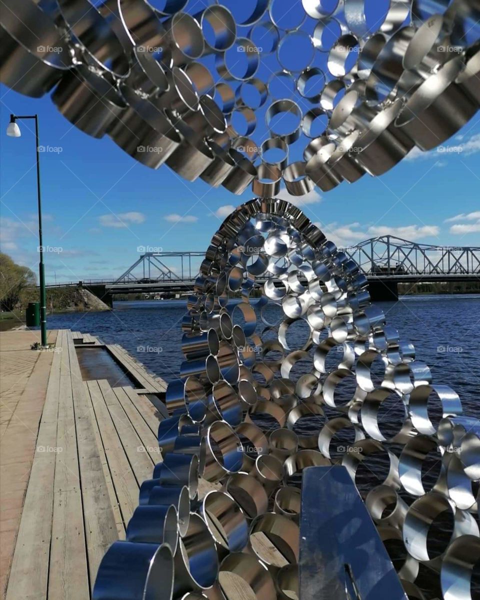 The oldest city in Lapland, Finland,
my hometown Tornio, is 400 years old this year(2021).
In honor of the anniversary year, a magnificent salmon sculpture was brought along the Tornio River.
The name of the sculpture is Kojamo.