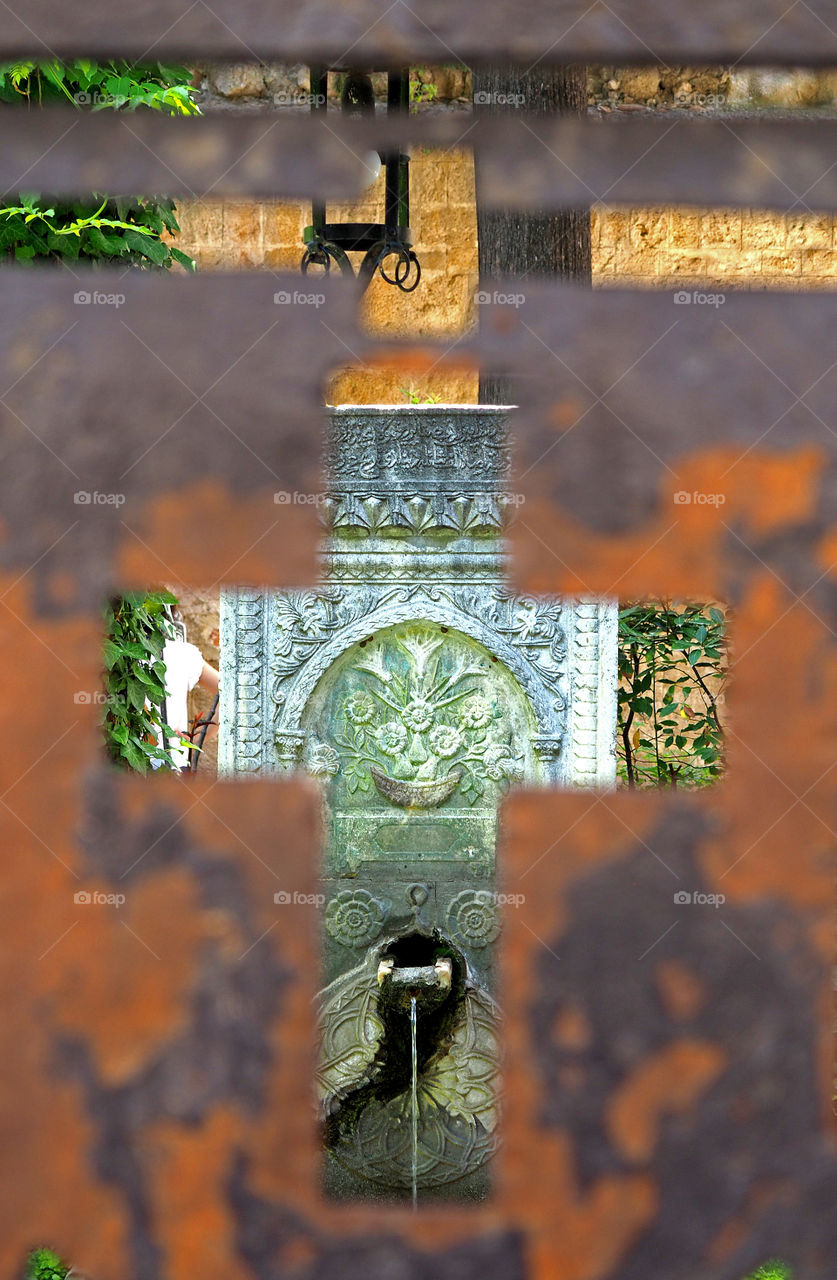 fountain hide  from the street