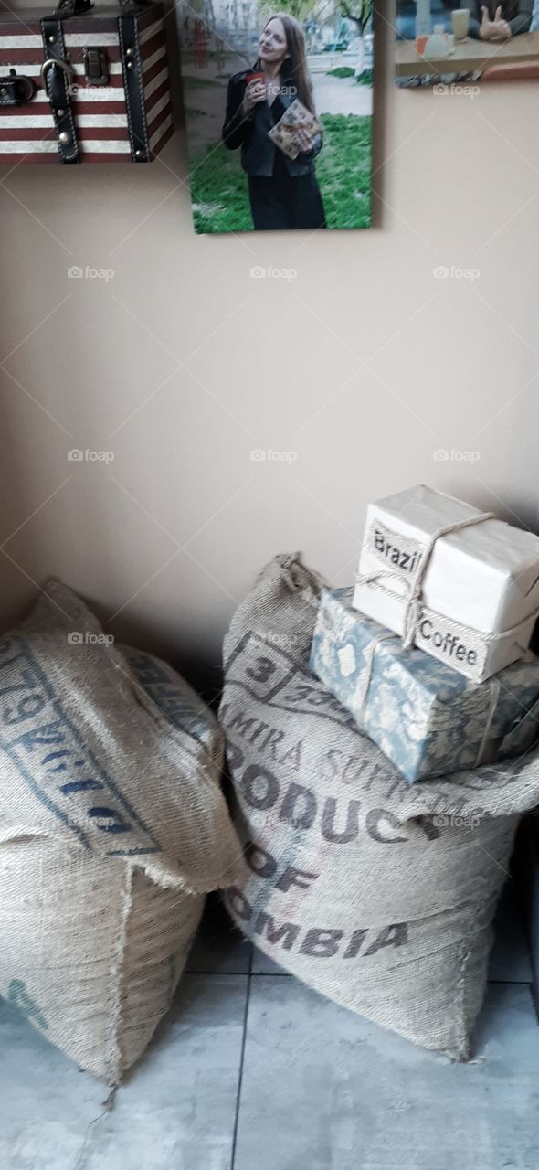 мешки с кофе в интерьере кафе