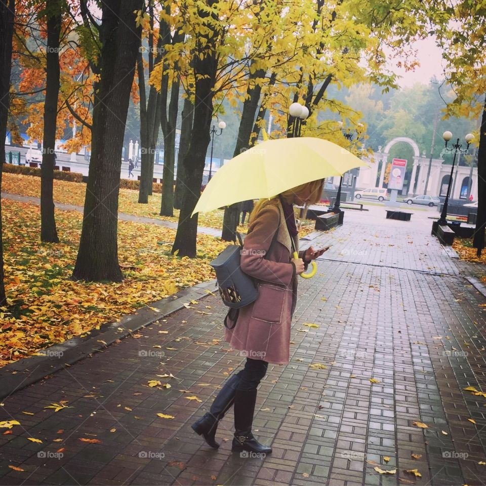 Осень в городе прекрасна даже во время дождя . Under yellow umbrella 