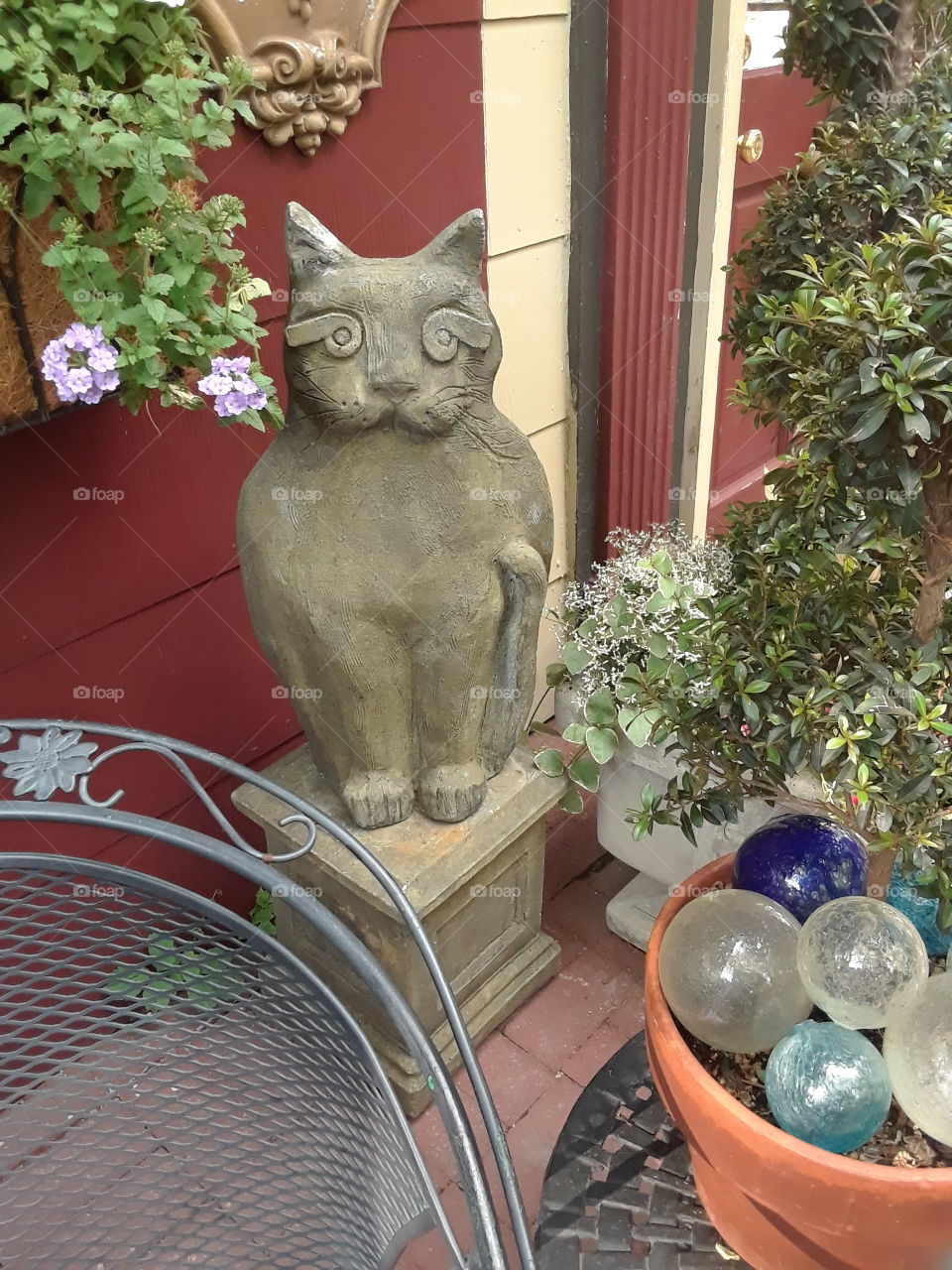 Vivilore restraurant Independence Missouri garden patio dining room cat statue