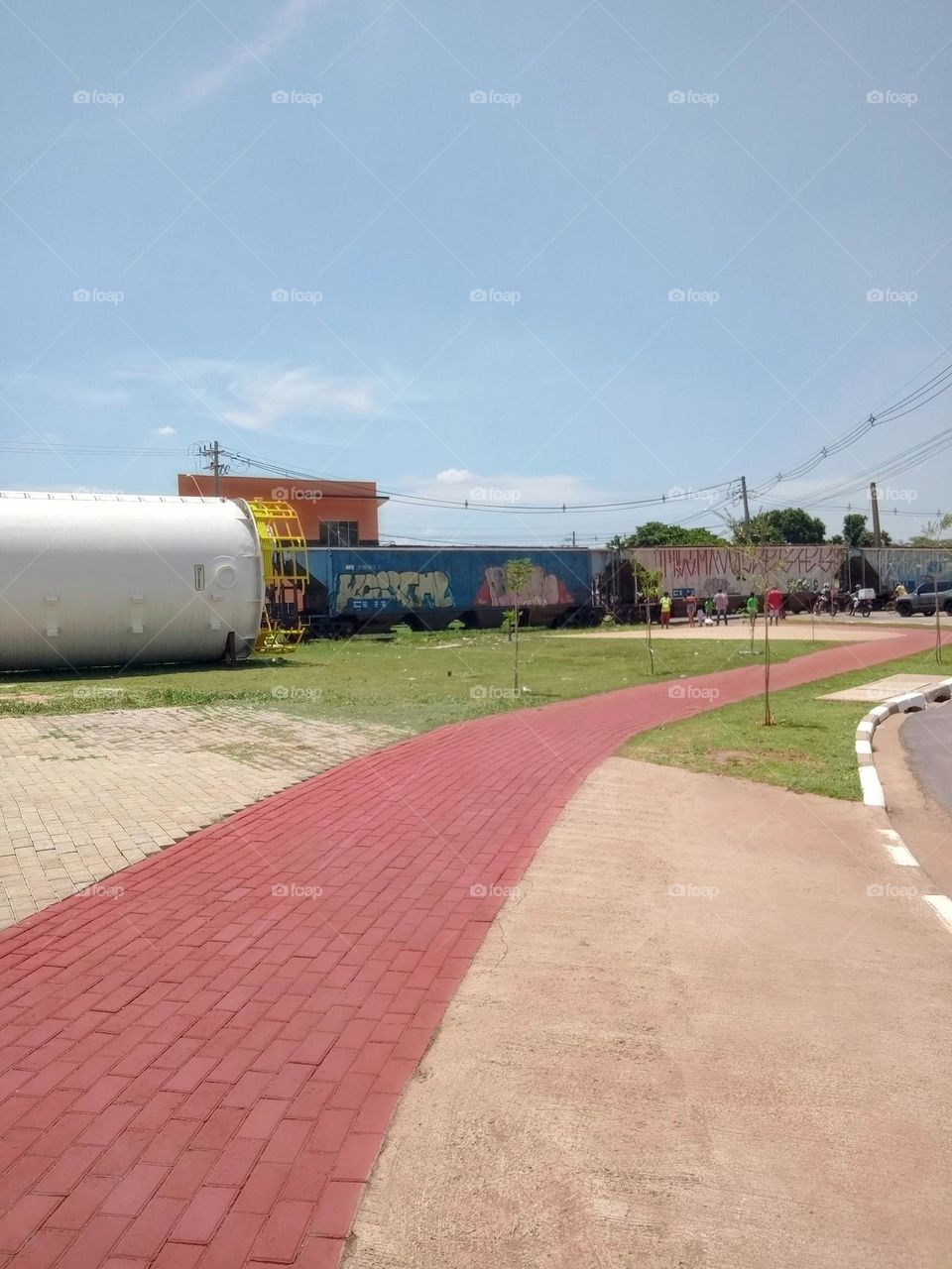 Editors'Choice Photo of week pessoas contemplando a passagem do trem cargueiro