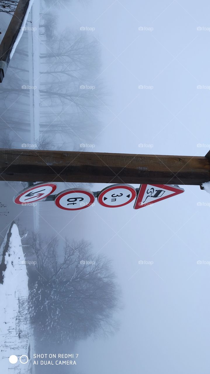 prometni znakovi na drvenom mostu