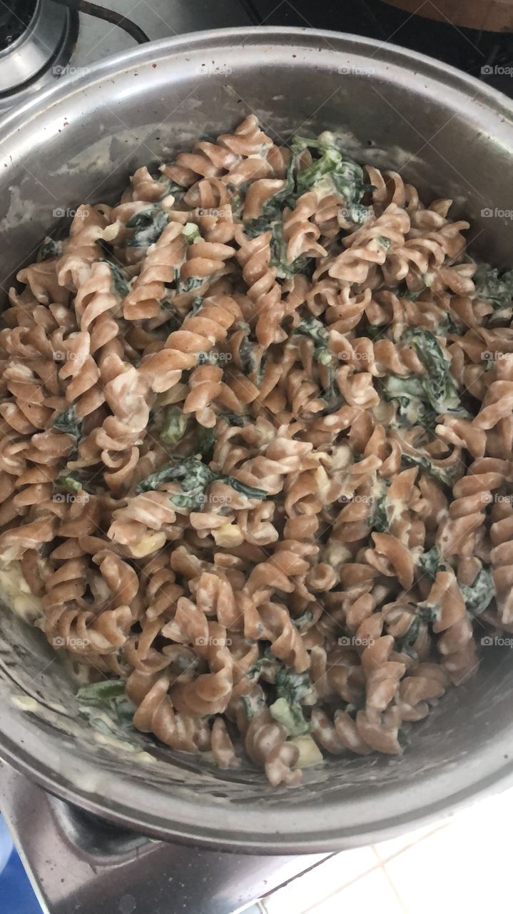 Macarrão com espinafre e gorgonzola - Receita - macarrão integral - espinafre - molho branco - gorgonzola - alho - cebola - azeite - noz moscada - sal a gosto.