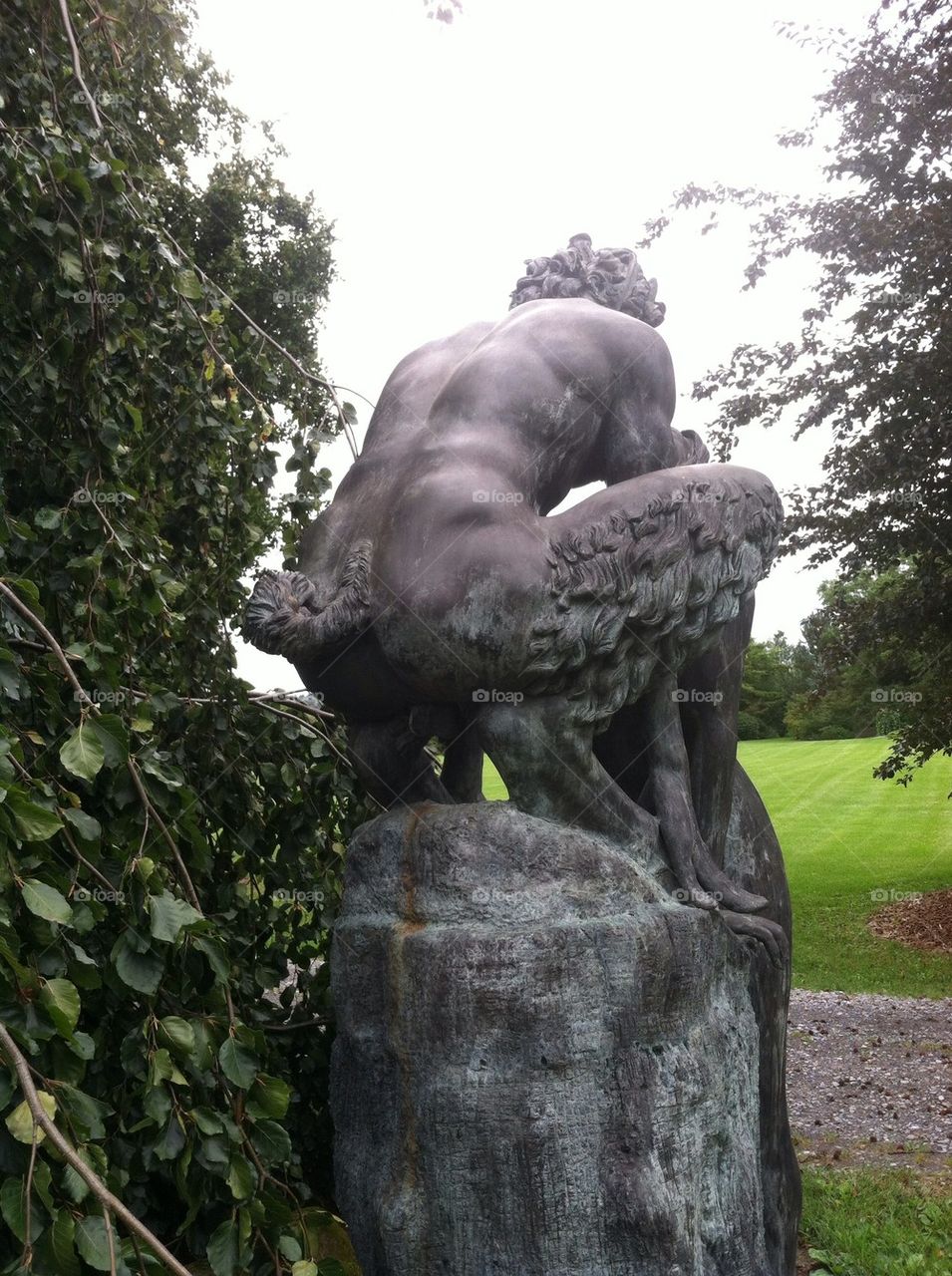 Statues Kissing