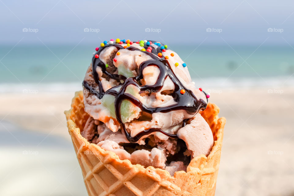 Delicious ice cream With beautiful ocean.