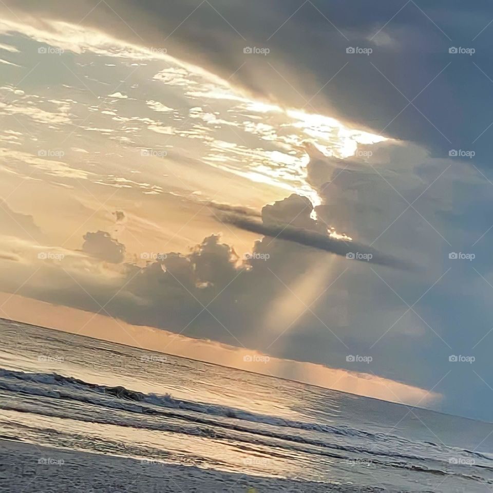 Beautiful Florida sunset through the clouds 