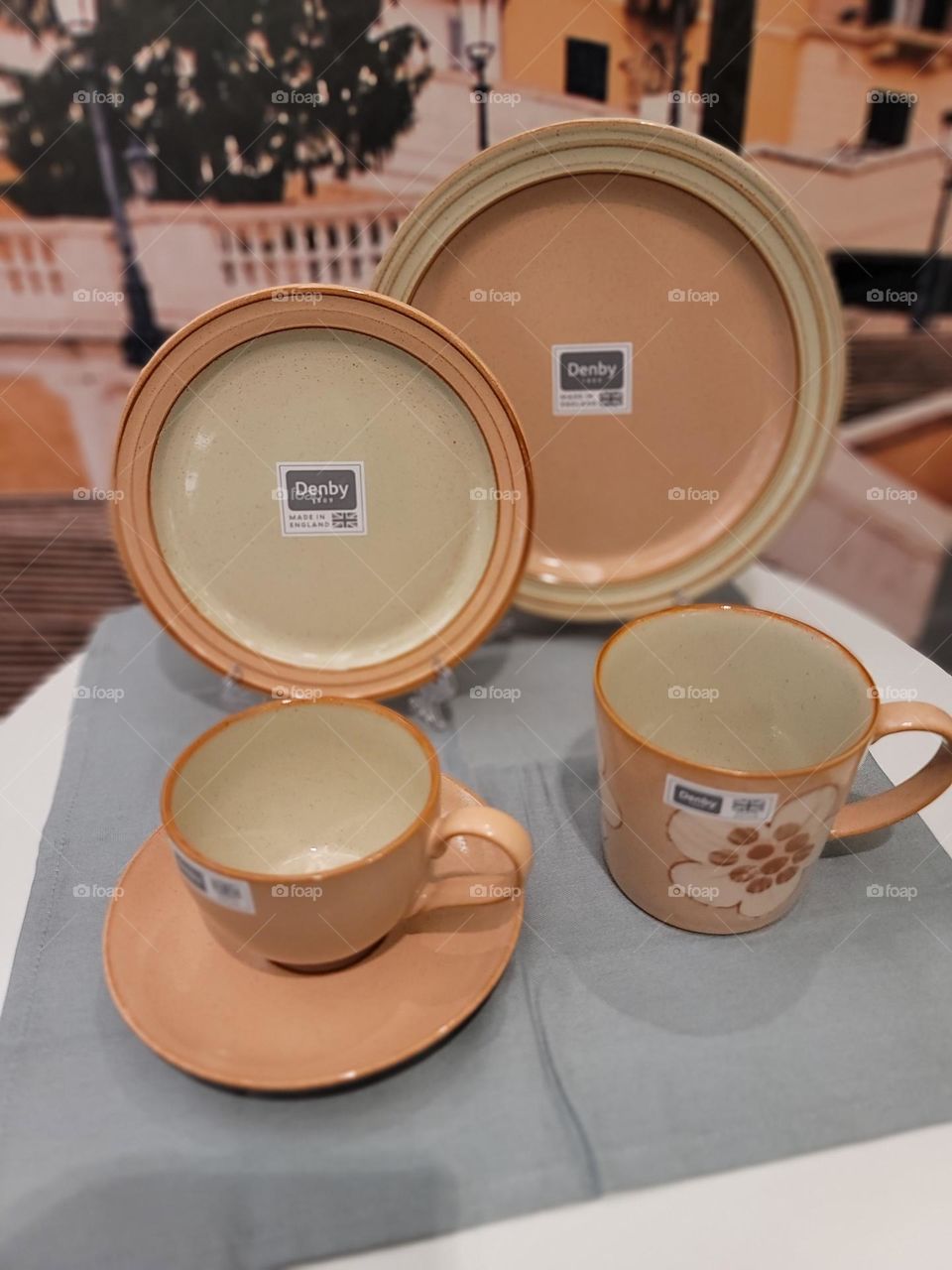 When colorful tableware encounters spring dishes, the gorgeous hues interweave, as if condensing all the vibrant colors of spring onto a small dining table.