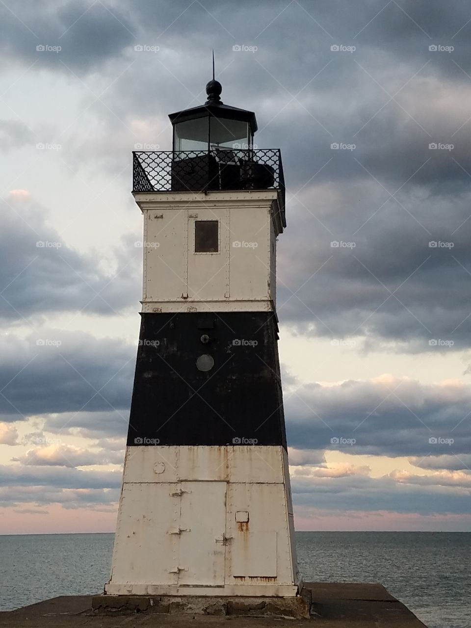 Erie Harbor North Pier Light