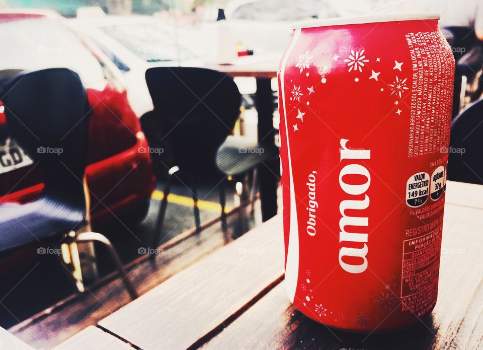 Can of soda with the phrase "thank you, love" printed in Portuguese 