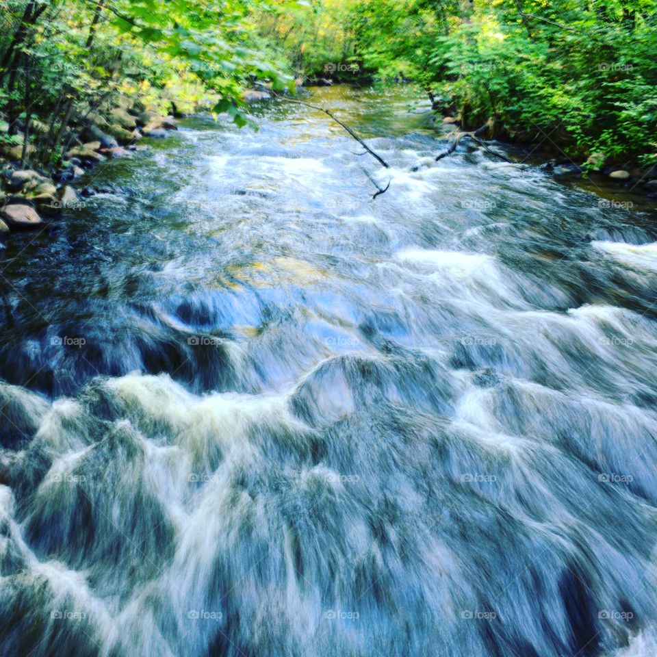 Cold fresh water flowing through a park in Minneapolis. Hiking here is different from hiking in Asia. The weather is pleasant. No scorching sun. Not sweating profusely and I can hike longer and take more photos. Happy :)