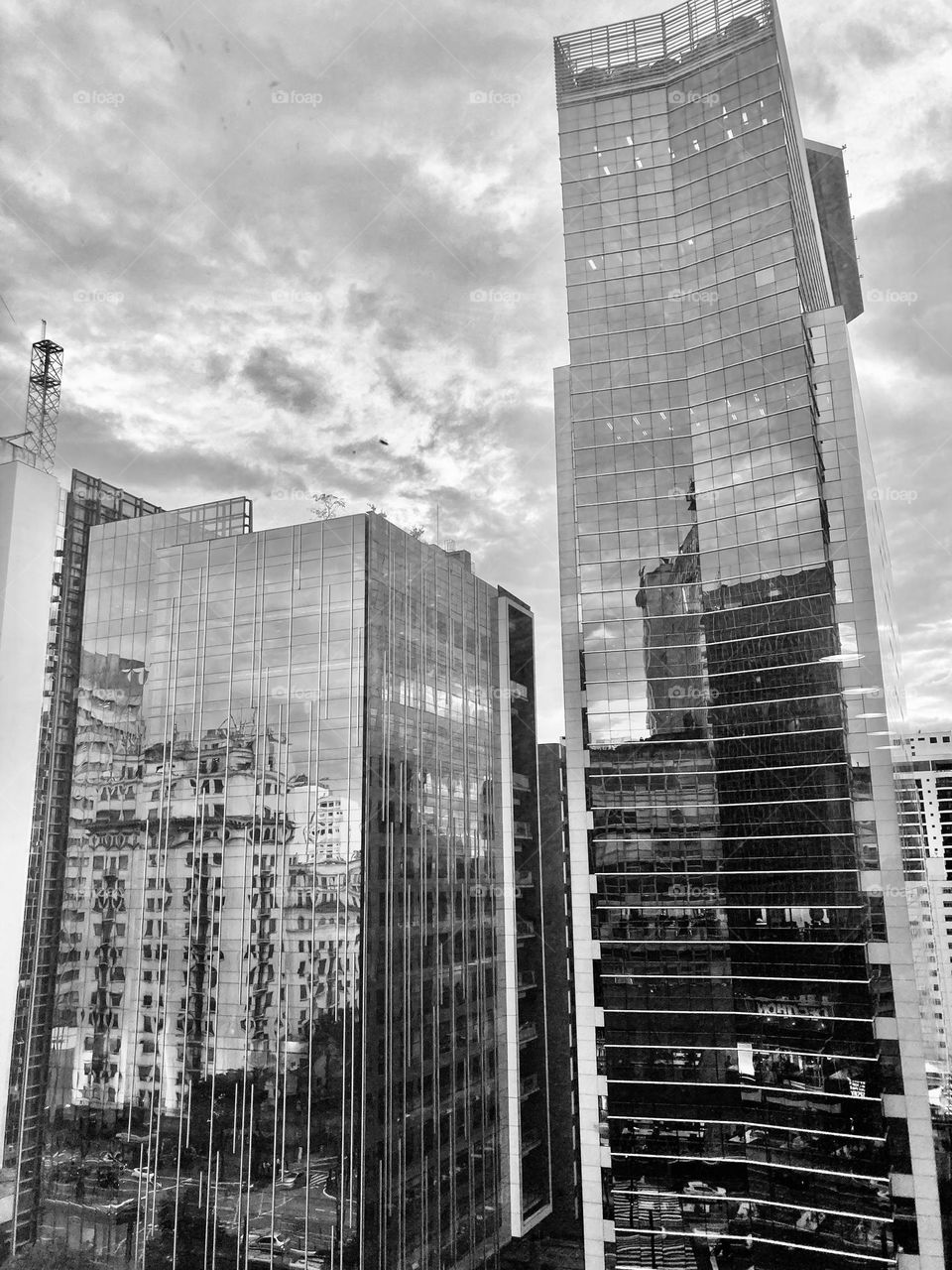 🇺🇸 Huge, shiny buildings with mirror architecture, reflecting other buildings in black and white (city of São Paulo, Brazil). / 🇧🇷 Prédios enormes e brilhantes com arquitetura de espelhos, refletindo outros prédios em preto-e-branco (SP).