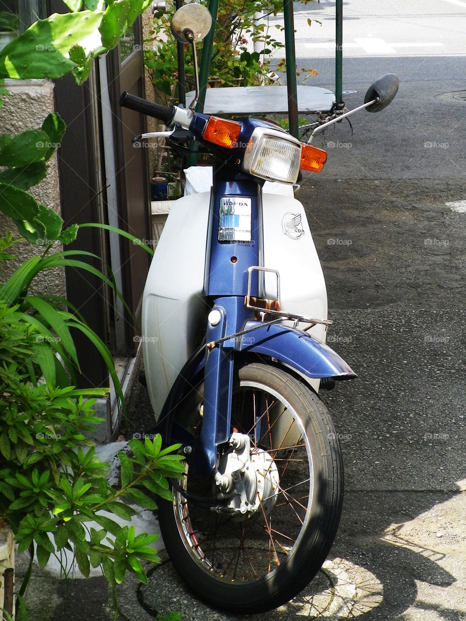 street closeup blue white by hugo