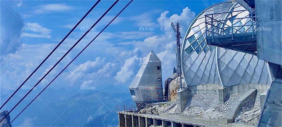 This utopian structure belongs to “Seilbahn Zugspitze”, an aerial tramway built in 2017 from “Lake Eibsee” and “Garmisch-Partenkirchen” to a plateau below the 2962 m summit of “Zugspitze”, Germany’s tallest mountain. 2024. Hypnotic Productions