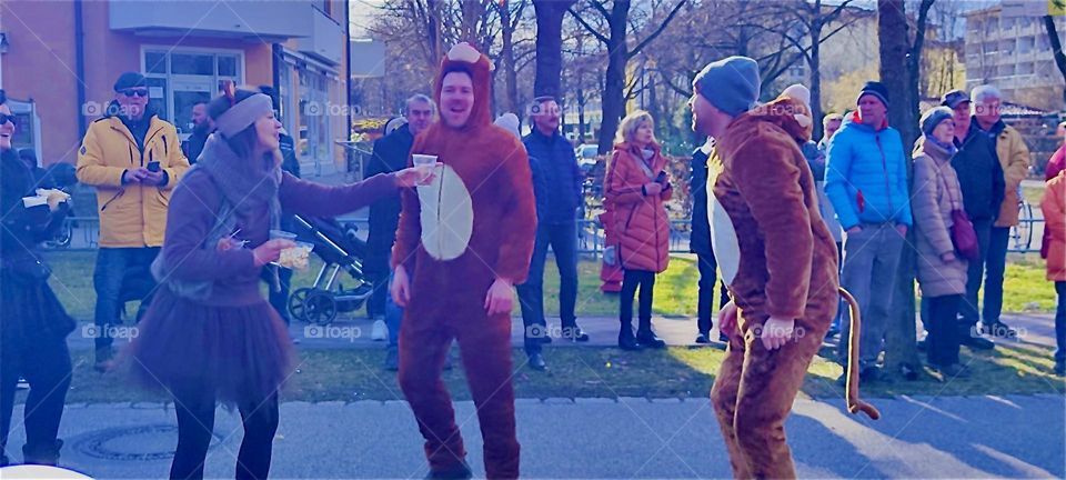 „Winnetou“ and „Old Shatterhand“ are getting it on as part of a „Wild West“ float in the carnival parade in „Bad Füssing“, „Bavaria“, Germany on „Mardi Gras“ or „Fat Tuesday“, the absolutely last day of the season. 2024. Hypnotic Productions
