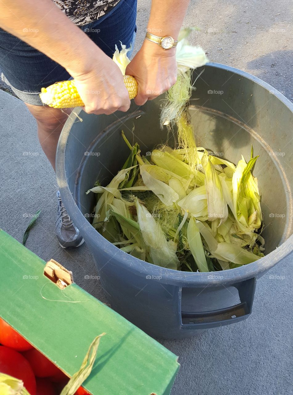 peeling corn