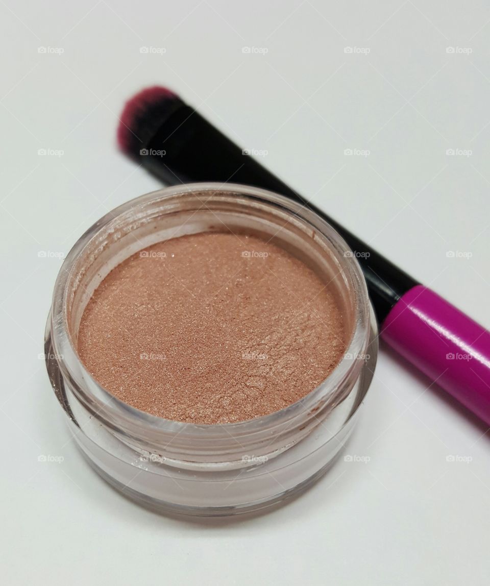 Powder eyeshadow in containi