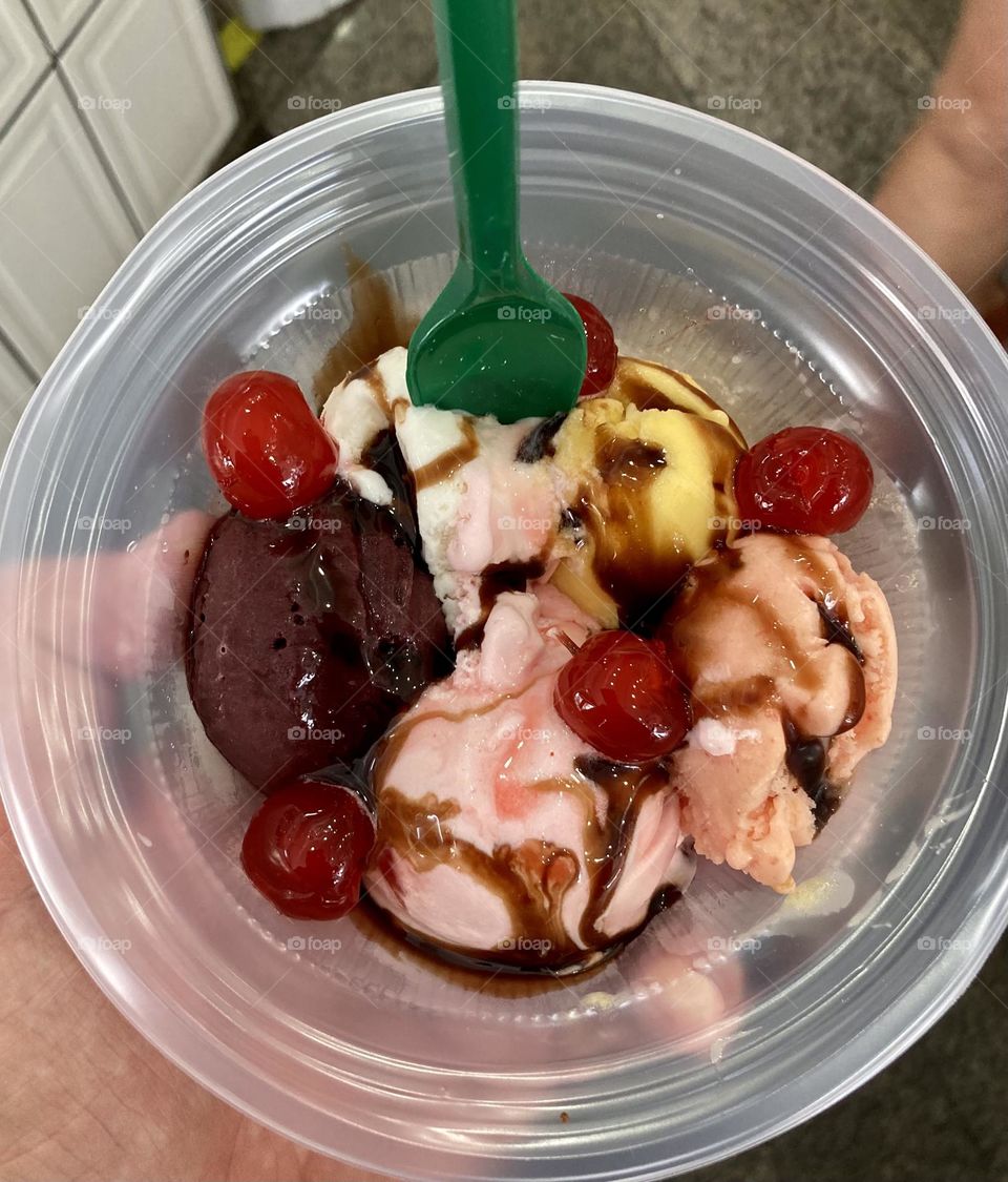 Começando dois ou três dias de mini-férias. E para começar isso: sorvete!
Aqui tem açaí, maracujá, damasco, graviola e cereja. Tá boa a combinação ou não?