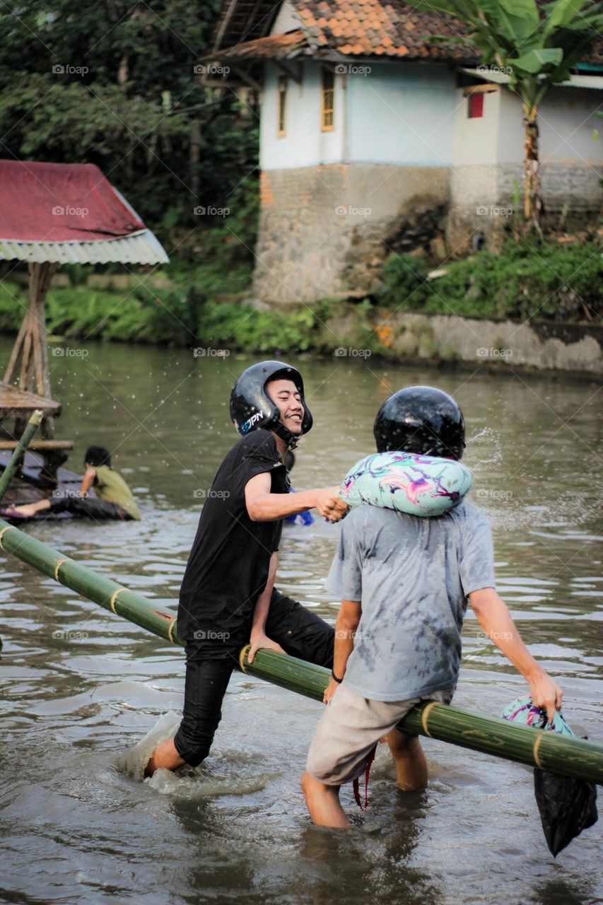 pukul bantal. indonesian games