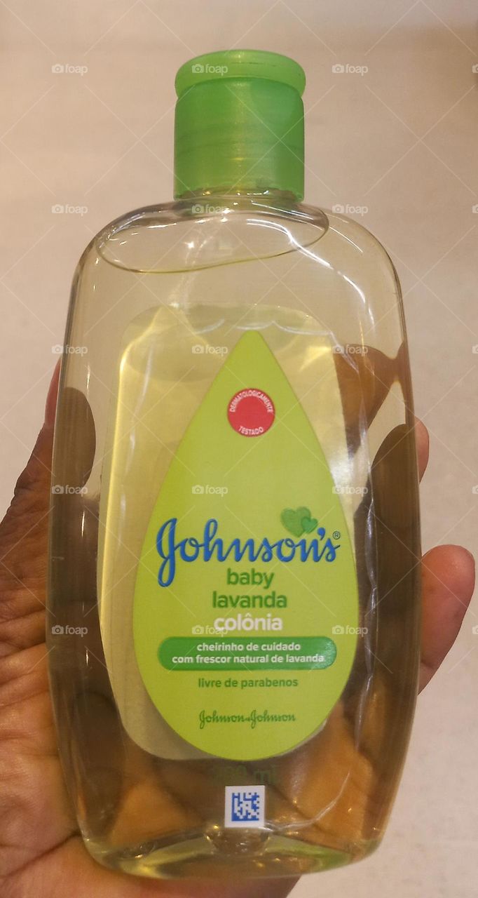 Bebê cheiroso, fresco e calmo.  Jonhnsons  baby colônia lavanda,  foi desenvolvida, para refrescar e perfumar a pele delicada do bebê. Promove conforto, frescor, leveza e aroma suave e relaxante. A Jonhnsons  mima é cuida com carinho