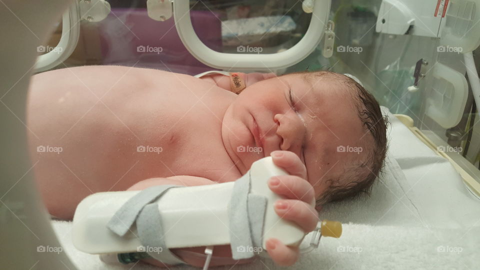 Poorly newborn in an incubator