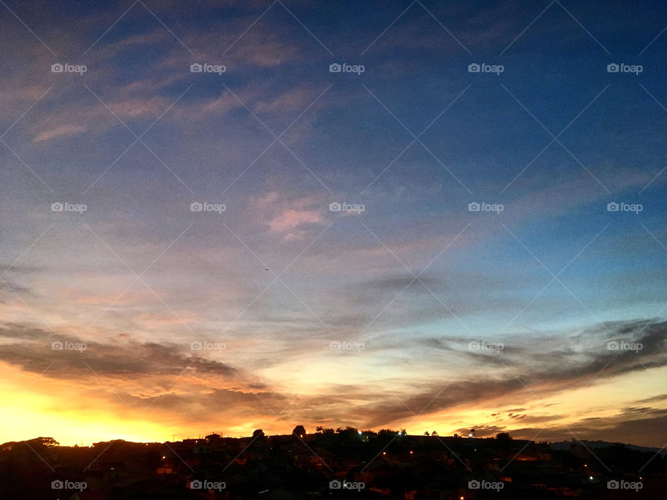 One of the coolest images of 2020 was that beautiful sunrise during the year.  Look at these clouds in the shape of wings! / Uma das imagens mais bacanas de 2020 foi a deste amanhecer tão bonito durante o ano. Vejam essas nuvens em forma de asas!