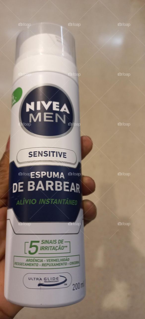 Pele sensível,  irritada  e ressacada  após barbear? NIVEA MEN SENSITIVE ESPUMA DE BARBEAR, com combinação  de camomila e vitamina E. Ideal para barbear mais rente e confortável. Descongestiona e hidrata a pele. A NIVEA cuida da sua pele com carinho