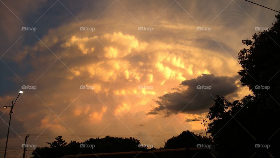 Nuvens iluminadas ao anoitecer.