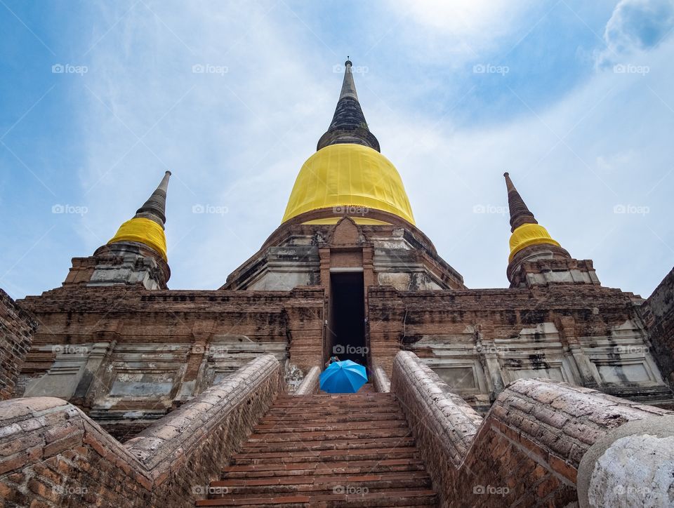 The sun halo over Wat Yai Chimongkol formerly named "Wat Pa Keaw" or "Wat Chao Thai" Located at Aytthaya Thailand. Highlights of the Temple is the big Pagoda is located on the East side of Ayutthaya.