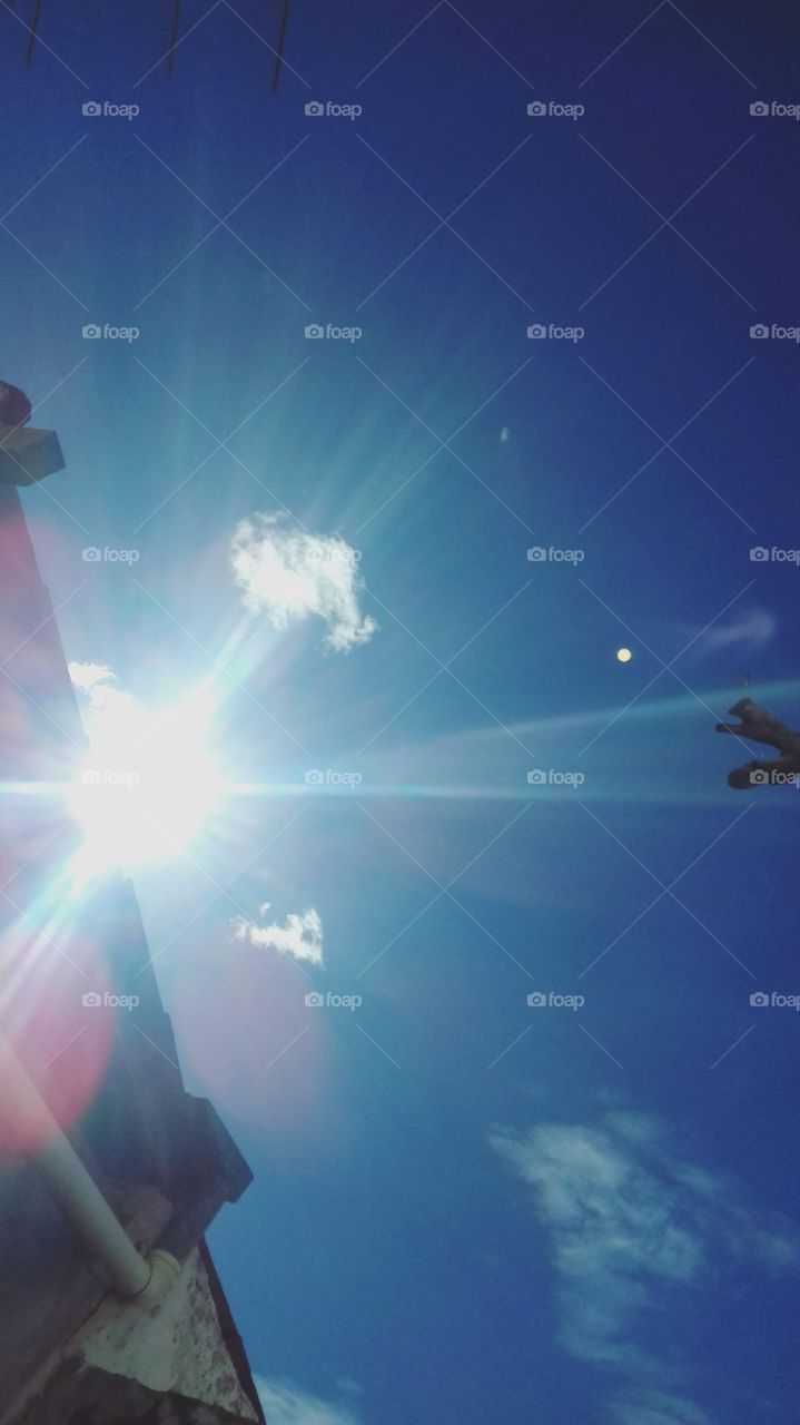 céu ensolarado com poucas nuvens