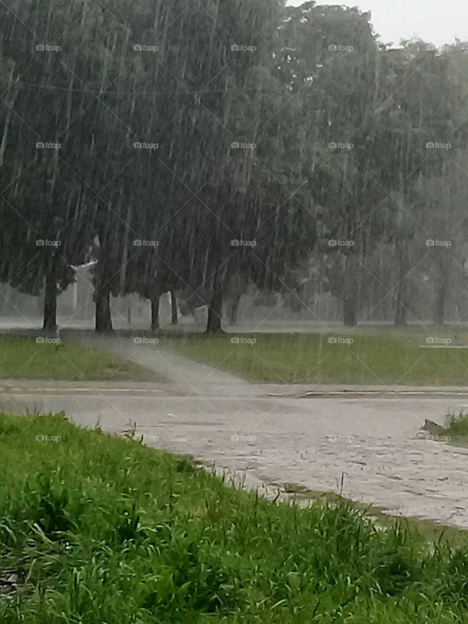 plaza de pueblo bajo una lluvia torrencial