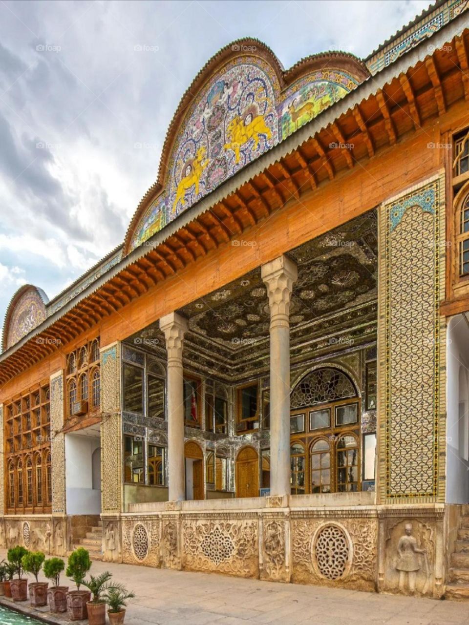 Narenjestan is a relic of many years ago with a wonderful architecture that walking in its space, between palm and orange trees, will take you back hundreds of years.