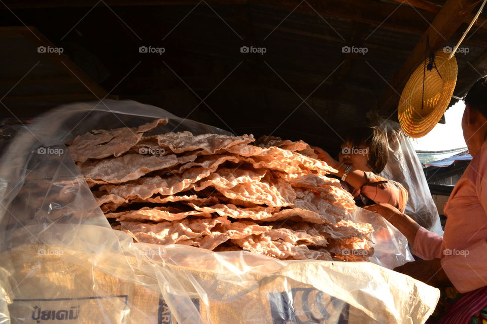 Buñuelos. Morning market on the shore of Inlei Lake , Myanmar . 