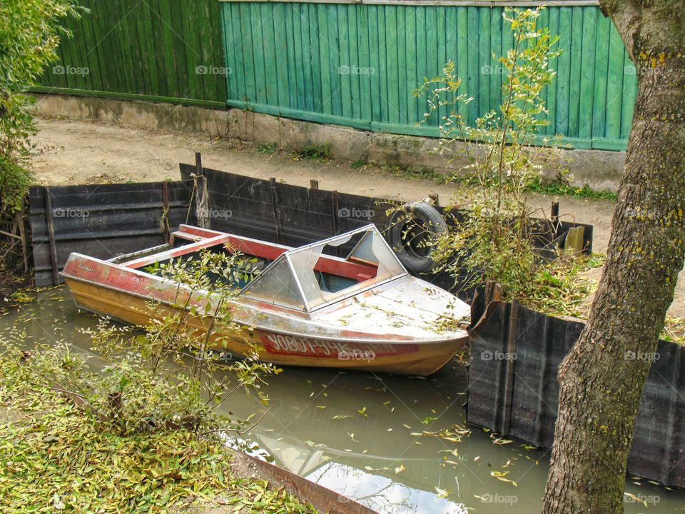 boat with broken glass Vilkovo лодка с разбитым стеклом Вилково