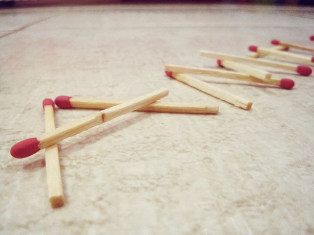 letras com palitos de fósforo