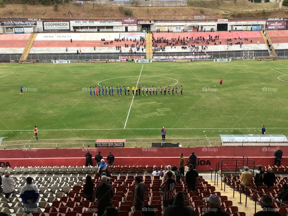 Equipes em campo. Muito frio no Jayme Cintra. Vamos ao jogo entre Paulista x Guarulhos. Acompanhe conosco no AM 810 ou pelos aplicativos. 