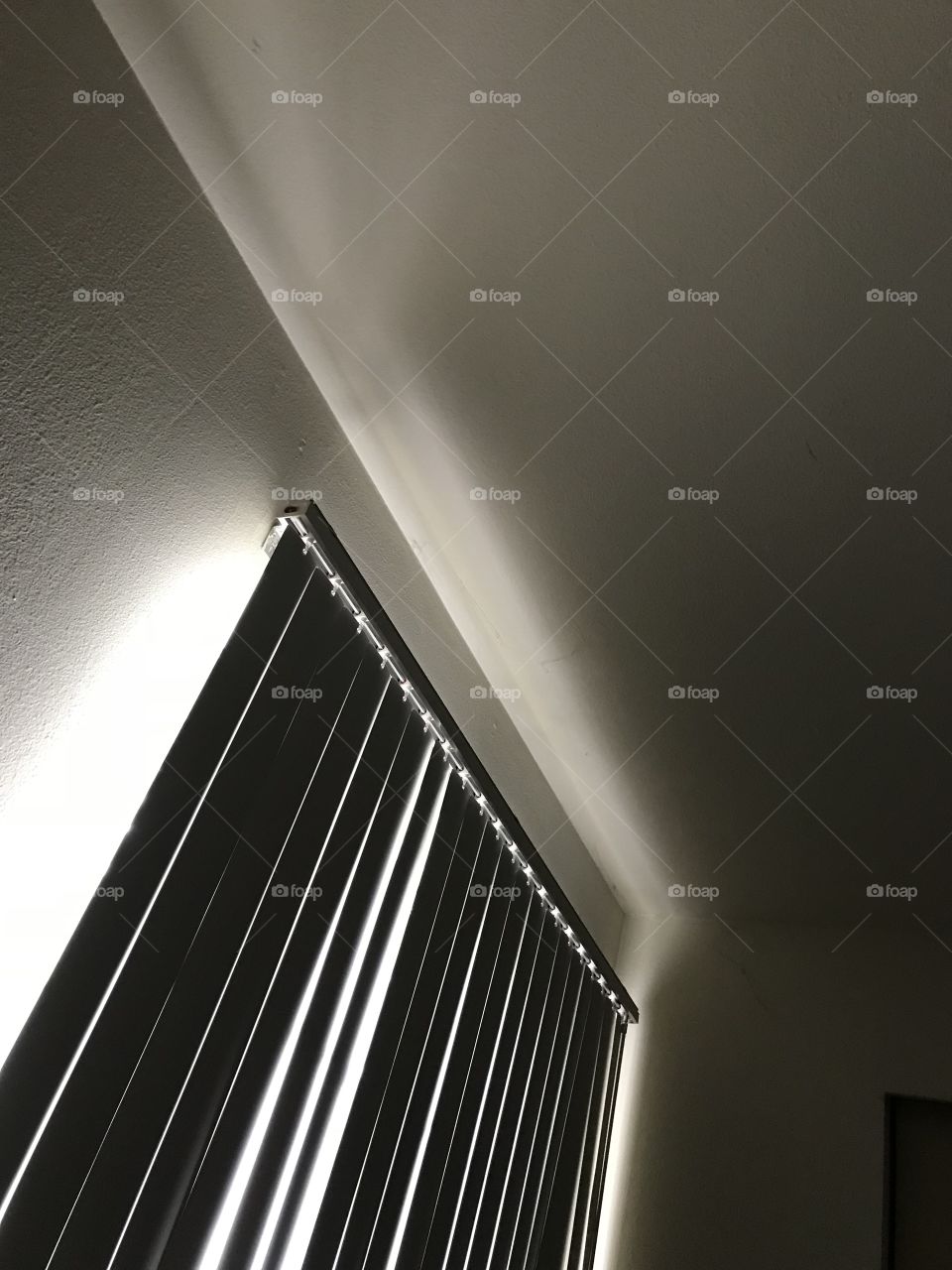 Window blinds and ceiling