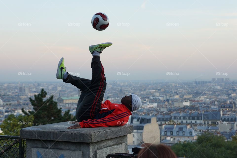Footballeur acrobatique face à la ville de Paris (France)
