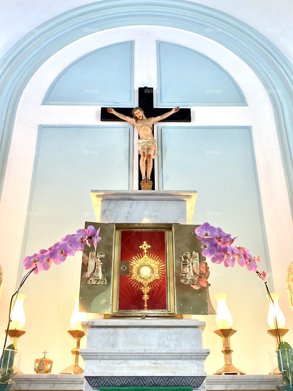 Before going to work, I stopped by the Chapel to pray to the Eucharistic Christ! / Antes de ir trabalhar, passei na Capela fazer uma oração ao Cristo Eucarístico! Como é bom contemplar um Deus Vivo, que nos ouve e nos socorre.