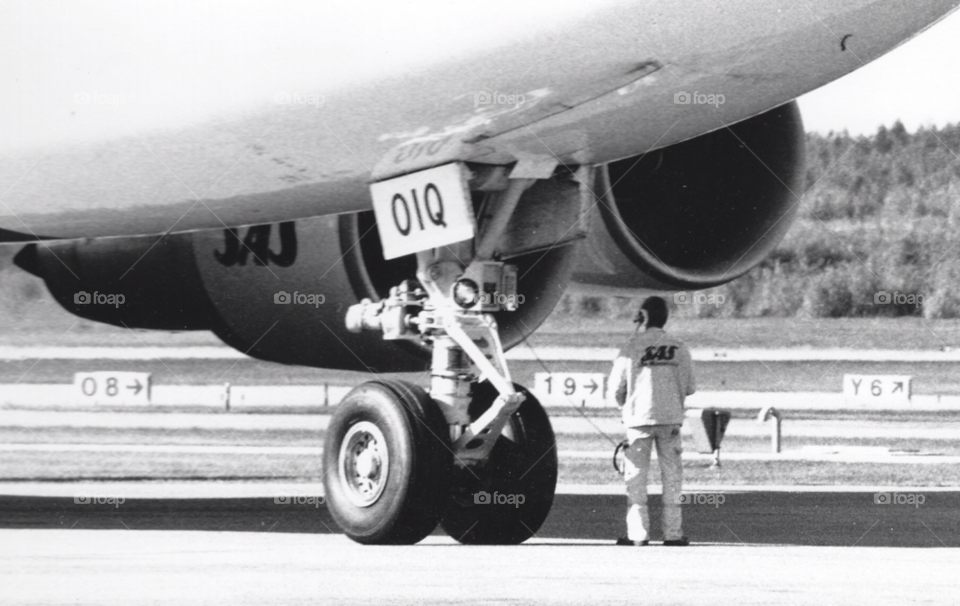 wheel airport plane aircraft by MagnusPm