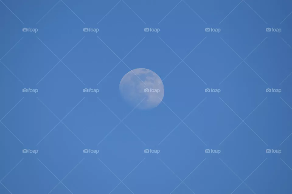 Der Mond am blauen Himmel