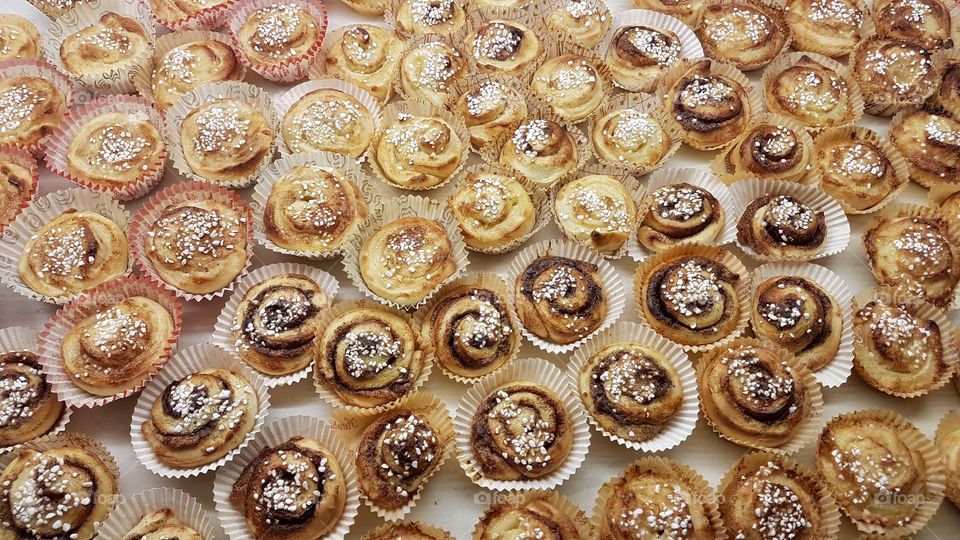 Homemade freshly baked vanilla and cinnamon rolls buns - nybakade hembakade vanilj kanel bullar