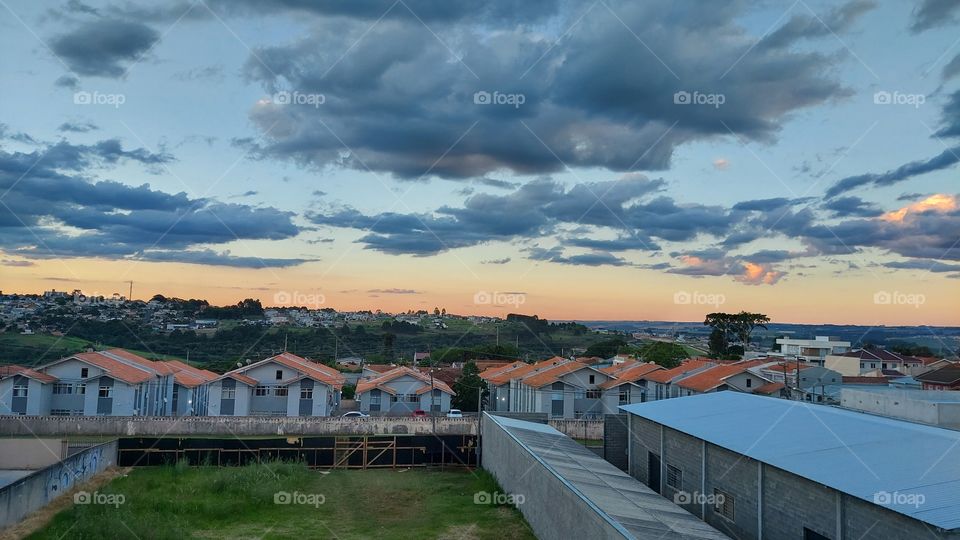Entardecer desenha e pinta cores no céu.