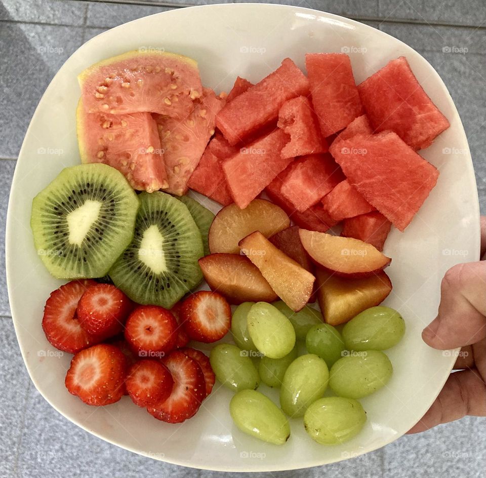 Frutas deliciosas para as crianças se divertirem: goiaba, melancia, kiwi, ameixa, morango, uva e... carinho!
Coma uma fruta no lugar de um chocolate, de fritas ou de qualquer outra coisa "engordativa". Faz bem e traz saúde!